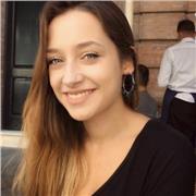 Profesora imparte clases a alumnos de 5 a 12 años